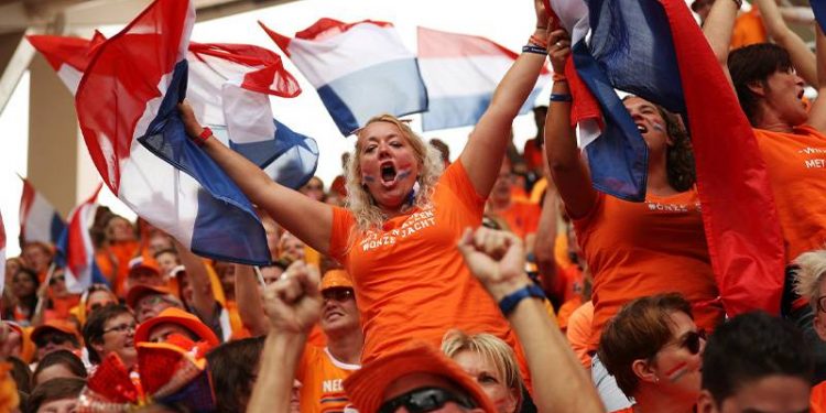 Hollanda’da yapılan bir araştırmaya göre ‘her 10 futbolcudan biri kendi liglerindeki maçlara bahis oynuyor'