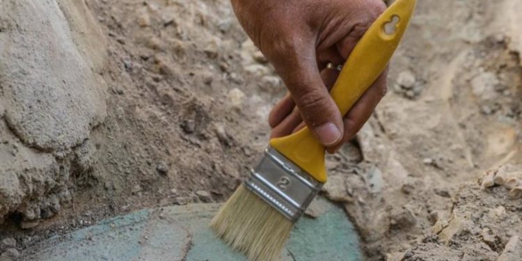 IŞİD'in yıktığı tarihi kapının altından 3 bin yıllık eser çıktı