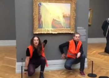 İklim aktivistleri, Claude Monet'in 'Les Meules' tablosuna patates püresi fırlattı