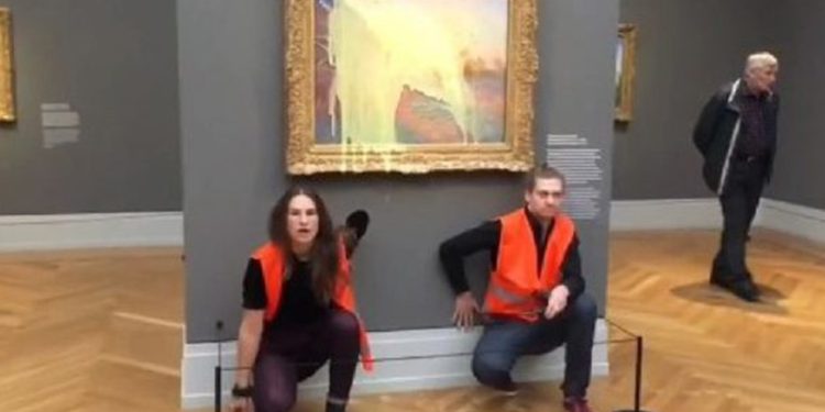 İklim aktivistleri, Claude Monet'in 'Les Meules' tablosuna patates püresi fırlattı