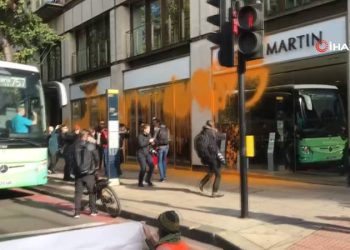 İklim aktivistlerinden lüks araç galerisine boyalı eylem