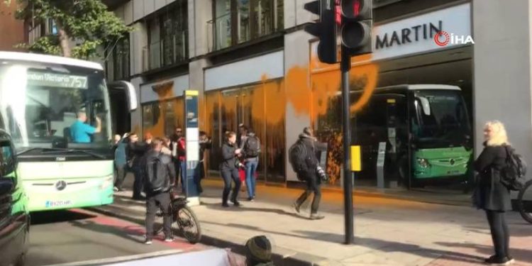 İklim aktivistlerinden lüks araç galerisine boyalı eylem