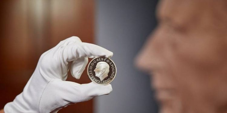 İngiltere'de Kral 3. Charles'ın portresini içeren yeni madeni paraların üretimi başladı