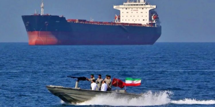 İran, Basra Körfezi’nde ‘kaçak akaryakıt’ taşıyan gemiye el koydu