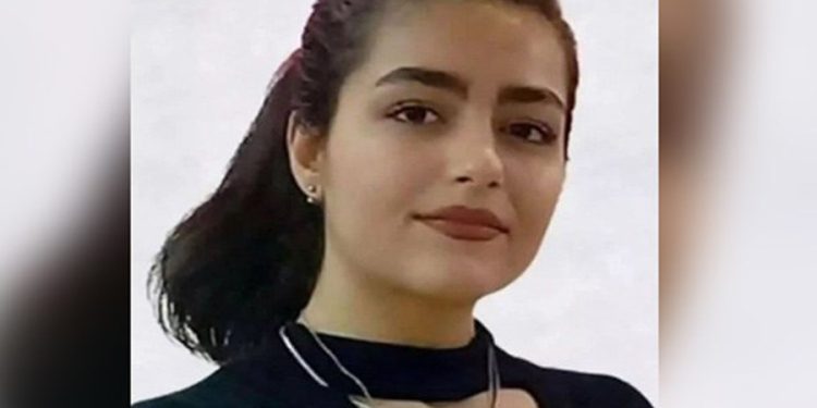 İran’da 16 yaşındaki Asra Panahi, Hamaney’i öven marşı söylemediği için öldürüldü