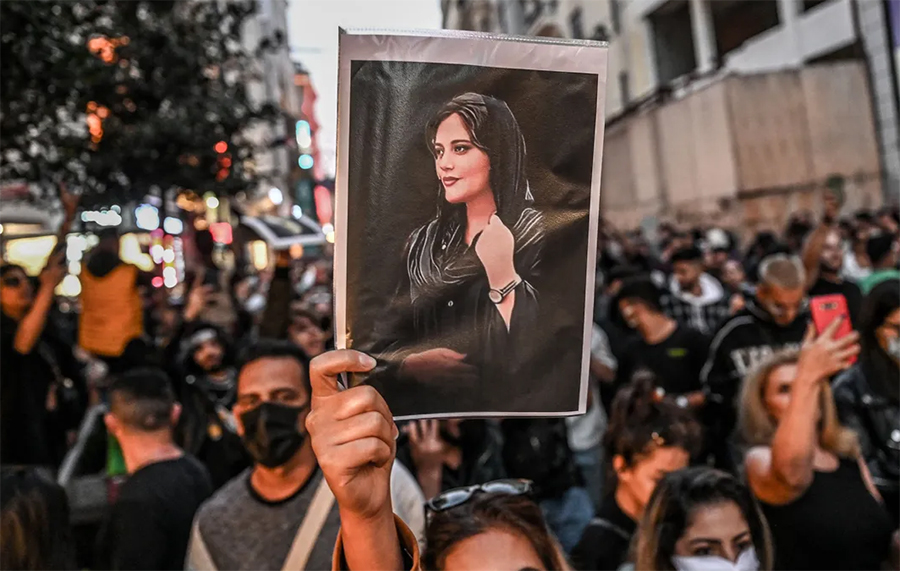 İran’da ayaklanmanın sembolü olan ‘İçin’ şarkısını yazan müzisyen tutuklandı