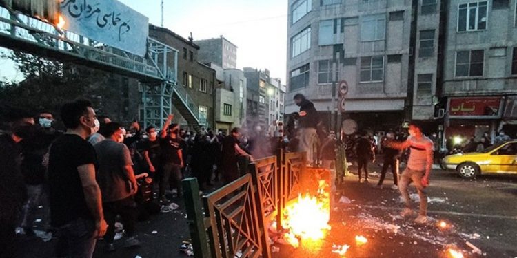 İran’da bir çocuk güvenlik güçleri tarafından öldürüldü