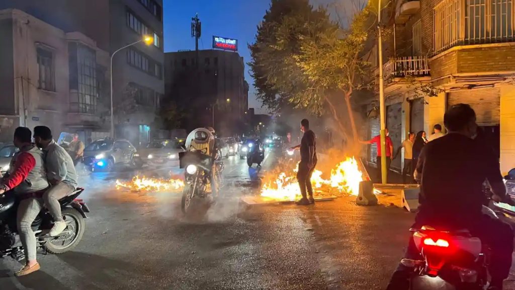 İran'da protestolar okullara yayıldı; yetkililer "Gözaltına alınanlar yargılama bitene kadar serbest kalamayacak" dedi