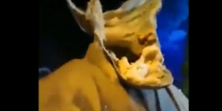 İran’da rejim karşıtı eylemler sürüyor: Humeyni heykelinin kafasını koparttılar