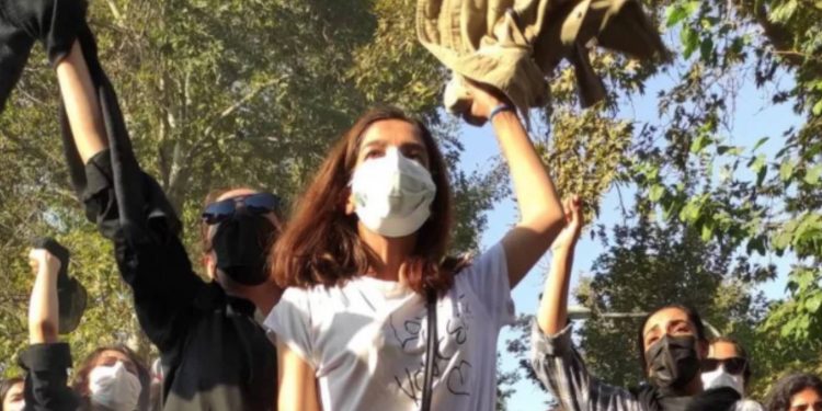 İran'dan üç kadın protestoları anlattı: "Polisin gözünde korkuyu gördüm"