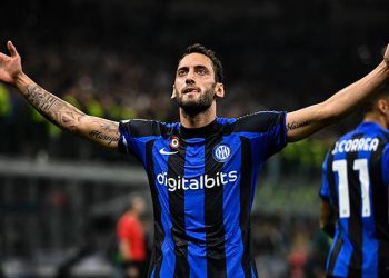 İtalyan basınından Hakan Çalhanoğlu'na övgü: "Başı dik ve yüreğiyle oynuyor"