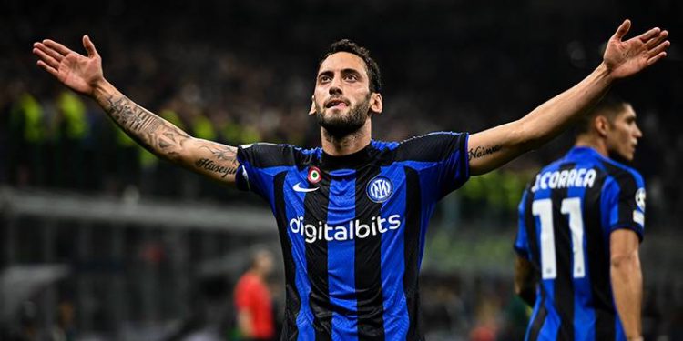 İtalyan basınından Hakan Çalhanoğlu'na övgü: "Başı dik ve yüreğiyle oynuyor"