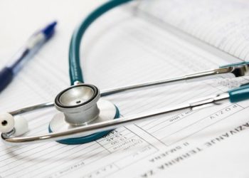 İzmir'de rapor vermek için para istemekle suçlanan doktor açığa alındı