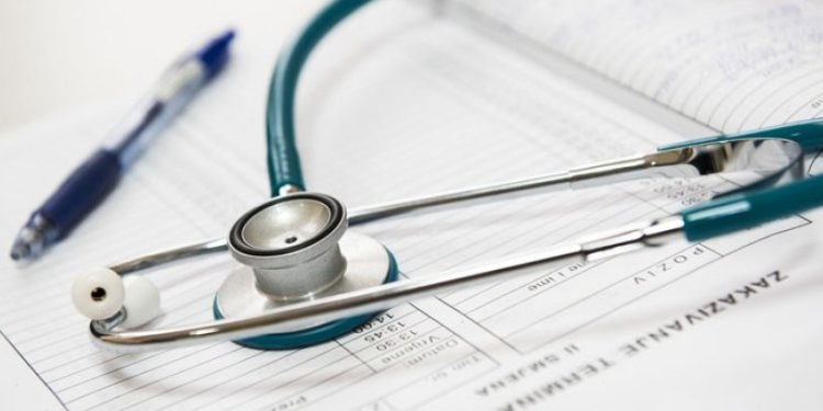 İzmir'de rapor vermek için para istemekle suçlanan doktor açığa alındı