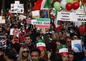 İ﻿ran'daki protestolara destek için Berlin'de 80 bin kişi yürüdü