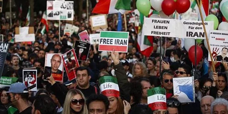İ﻿ran'daki protestolara destek için Berlin'de 80 bin kişi yürüdü