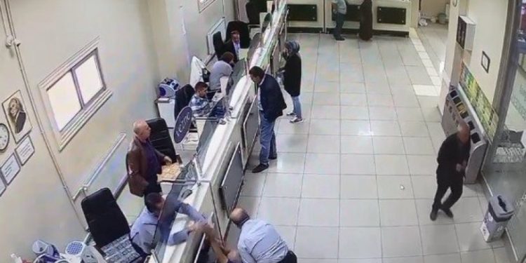 Kalp krizi geçiren vatandaşı kalp masajı ile hayata döndürdü