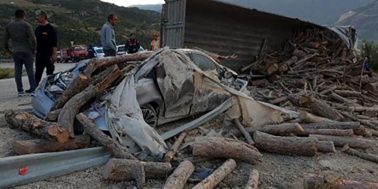 Kaymakamın makam aracına TIR çarptı