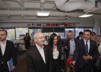 Kılıçdaroğlu ABD'de: Massachusetts Teknoloji Enstitüsü’nde Türk fizikçiyi ziyaret etti