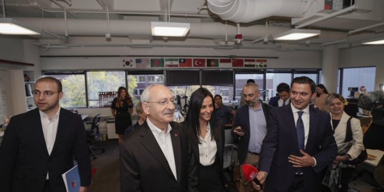 Kılıçdaroğlu ABD'de: Massachusetts Teknoloji Enstitüsü’nde Türk fizikçiyi ziyaret etti
