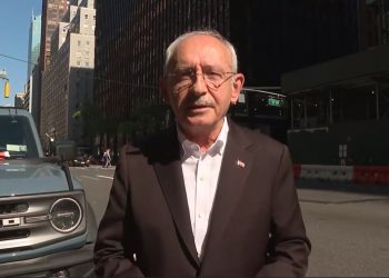 Kılıçdaroğlu, Manhattan’daki TÜRKEN Vakfı’nın gökdeleni önünde: Hayırlı olsuna geldim!