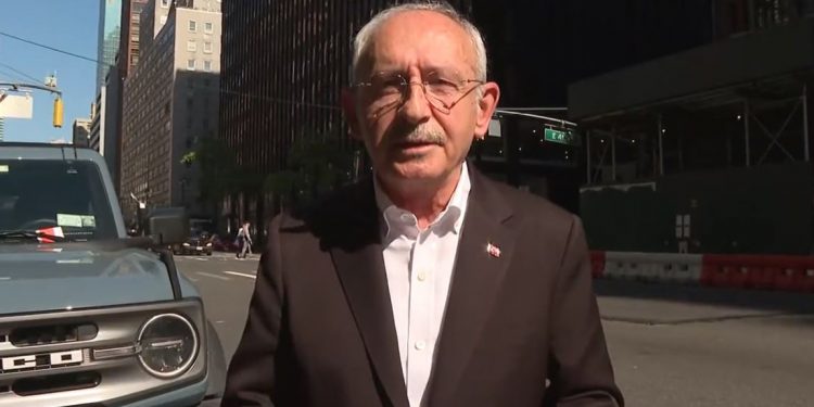 Kılıçdaroğlu, Manhattan’daki TÜRKEN Vakfı’nın gökdeleni önünde: Hayırlı olsuna geldim!