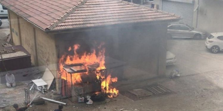 Kilitli kulübede duran köpeği yakarak öldürdüler