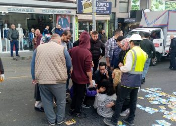 Kırmızı ışıkta hatalı sollama yapan motosikletli, yayaya çarptı: 2 yaralı