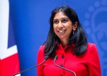 Kişisel mail hesabından resmi belge gönderen Britanya İçişleri Bakanı istifa etti