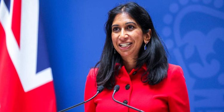 Kişisel mail hesabından resmi belge gönderen Britanya İçişleri Bakanı istifa etti