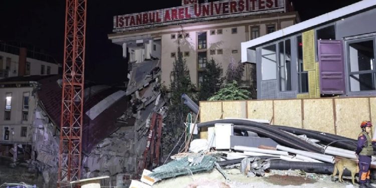 Küçükçekmece’de üniversite binası çöktü