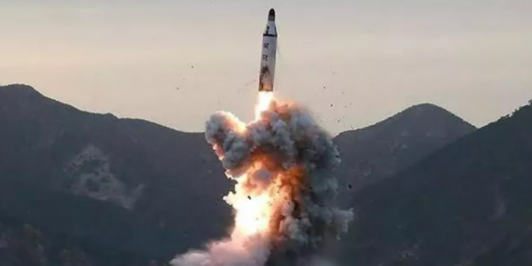 Kuzey Kore'nin fırlattığı füze Japonya'yı alarma geçirdi