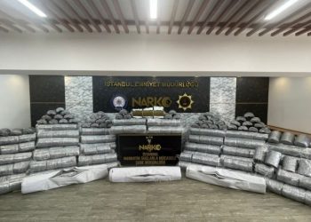 Limandaki TIR'a operasyon: Kumaş topları arasında 1 ton 580 kilo uyuşturucu çıktı