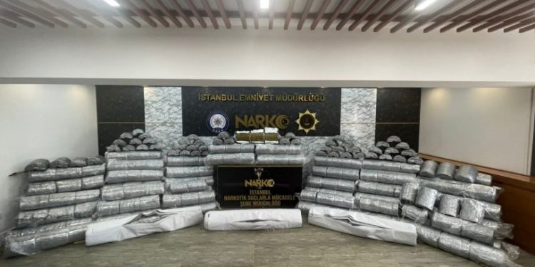 Limandaki TIR'a operasyon: Kumaş topları arasında 1 ton 580 kilo uyuşturucu çıktı