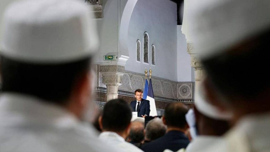 Macron, Paris’teki Büyük Camii’yi ziyaret etti