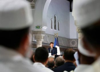 Macron, Paris’teki Büyük Camii’yi ziyaret etti