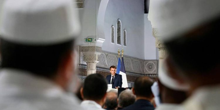 Macron, Paris’teki Büyük Camii’yi ziyaret etti
