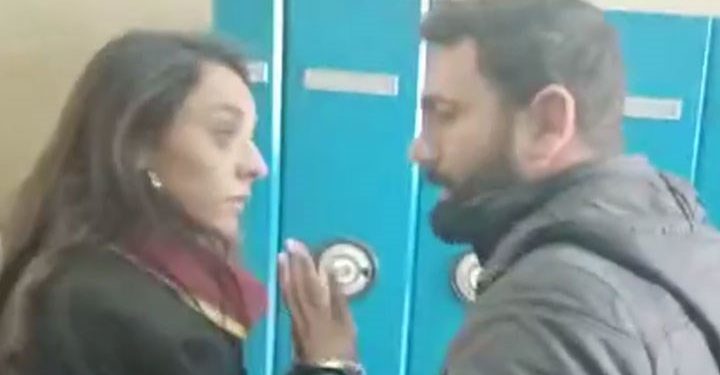 Mahkeme salonuna silahla giren polisler, kimlik tespiti istenince kaçtı