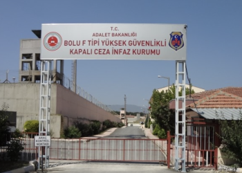 Mahkumun kitap, defter ve kıyafetlerine el konuldu