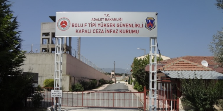 Mahkumun kitap, defter ve kıyafetlerine el konuldu