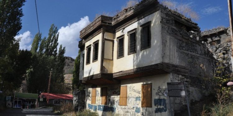 Maketi müzede sergileniyor, aslı yıkılıyor