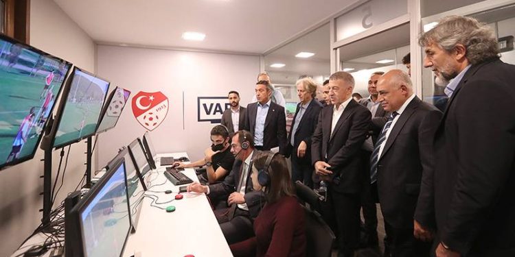 Mehmet Büyükekşi: Eleştirilerin bazılarını, hakemlerimizin formsuz performanslarına bağlı olarak haklı bulduğumu da itiraf edeyim