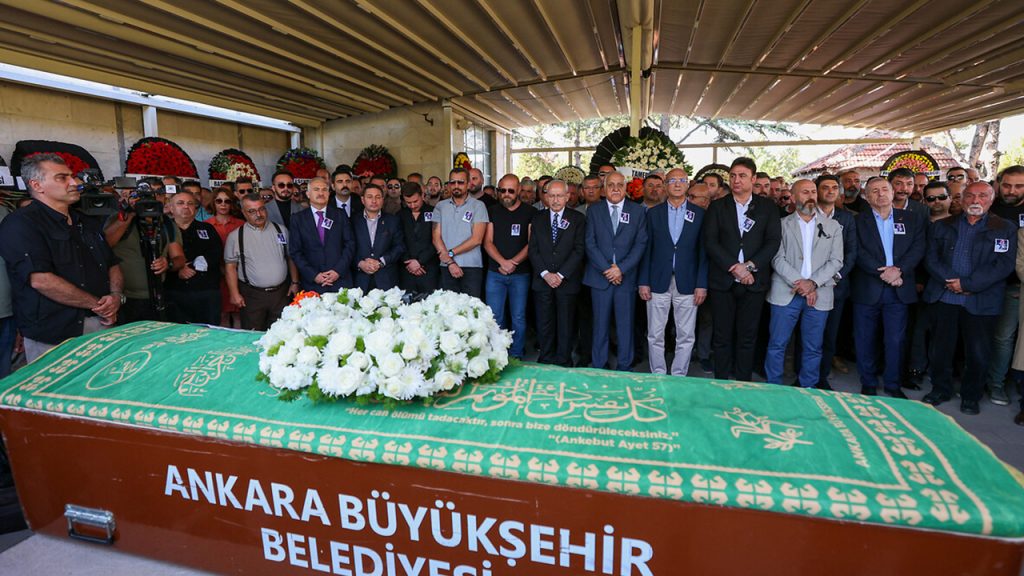 Müzisyen Onur Şener son yolculuğuna uğurlandı