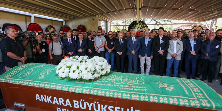 Müzisyen Onur Şener son yolculuğuna uğurlandı