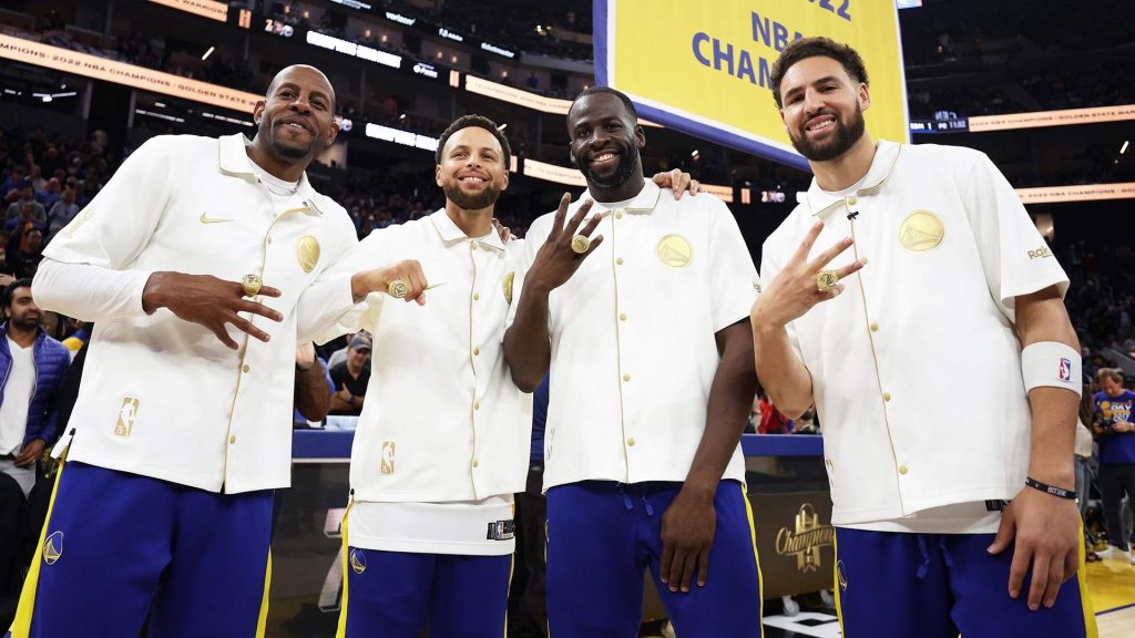 NBA'de son şampiyon Warriors sezonu galibiyetle açtı