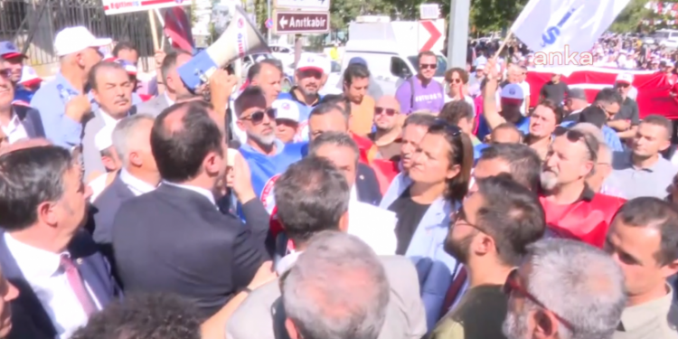 Öğretmenler, Birinci Meclis'ten Anıtkabir'e yürüdü: "AKP halka hesap verecek"