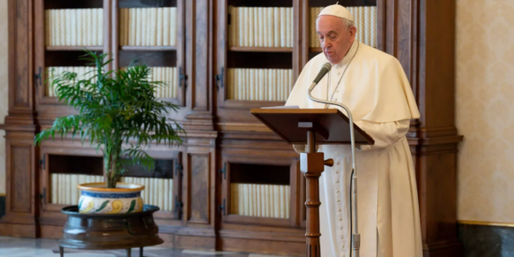 Papa'dan rahip ve rahibelere 'pornografi' uyarısı: 'Dikkatli olun'