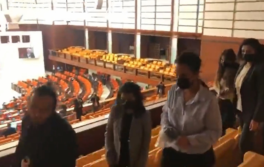 Parlamento muhabirleri ‘sansür yasası’nı protesto etti: TBMM’yi terk ettiler