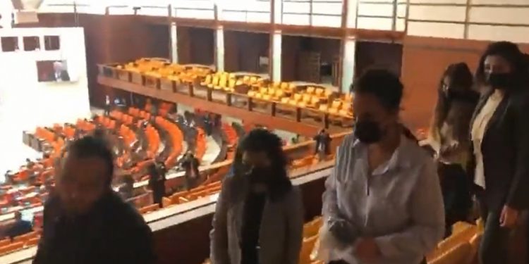 Parlamento muhabirleri ‘sansür yasası’nı protesto etti: TBMM’yi terk ettiler