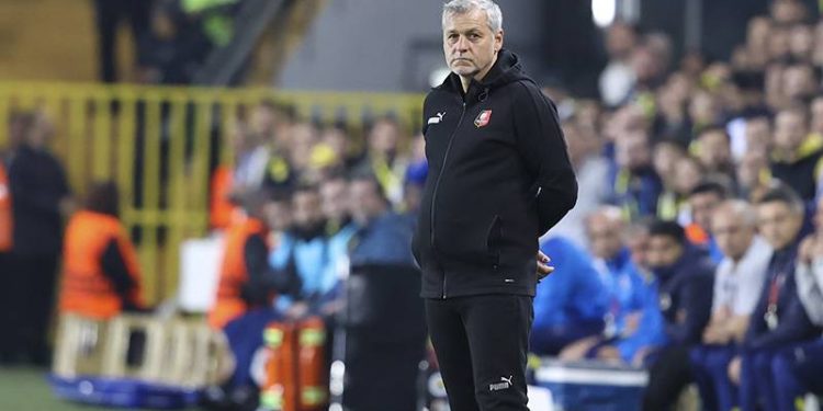 Rennes teknik direktörü Genesio: Burada bir aptal varsa, o benim